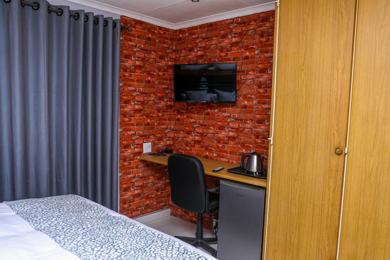 Volksrust Delux Guesthouse מראה חיצוני תמונה