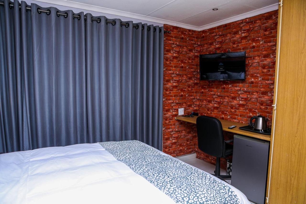 Volksrust Delux Guesthouse מראה חיצוני תמונה