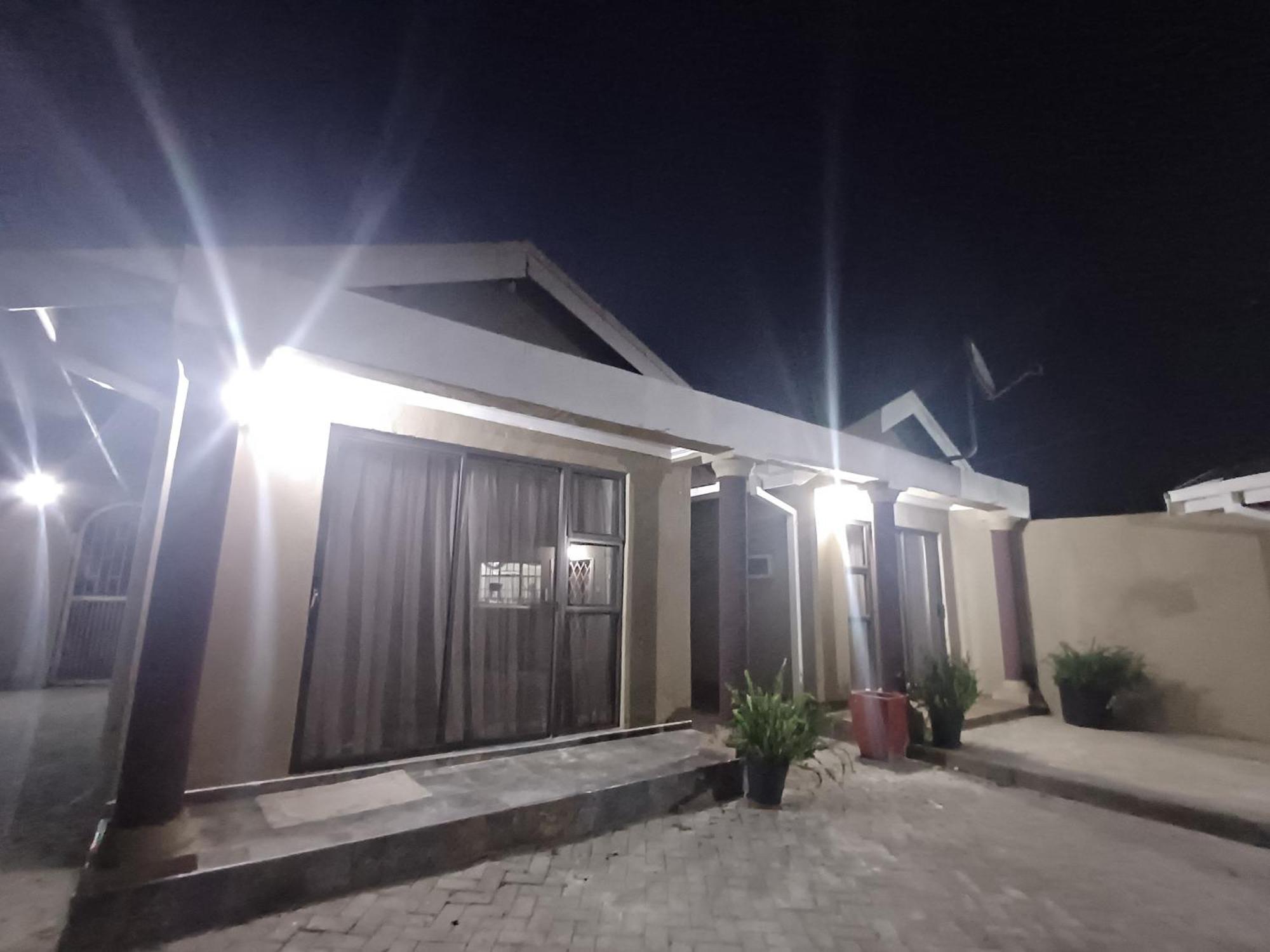 Volksrust Delux Guesthouse מראה חיצוני תמונה